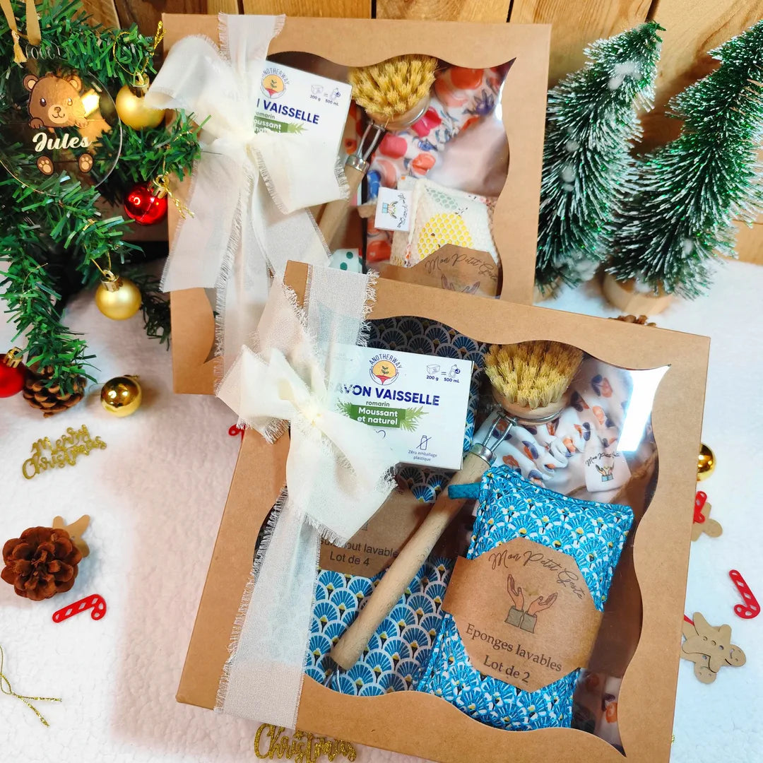 2 Coffret cadeau cuisine zéro déchet l'un avec motifs fruits et légumes, l'autre avec motifs bleu, comprenant : essuie-tout lavables, éponges lavables, charlotte alimentaire, brosse, savon solide