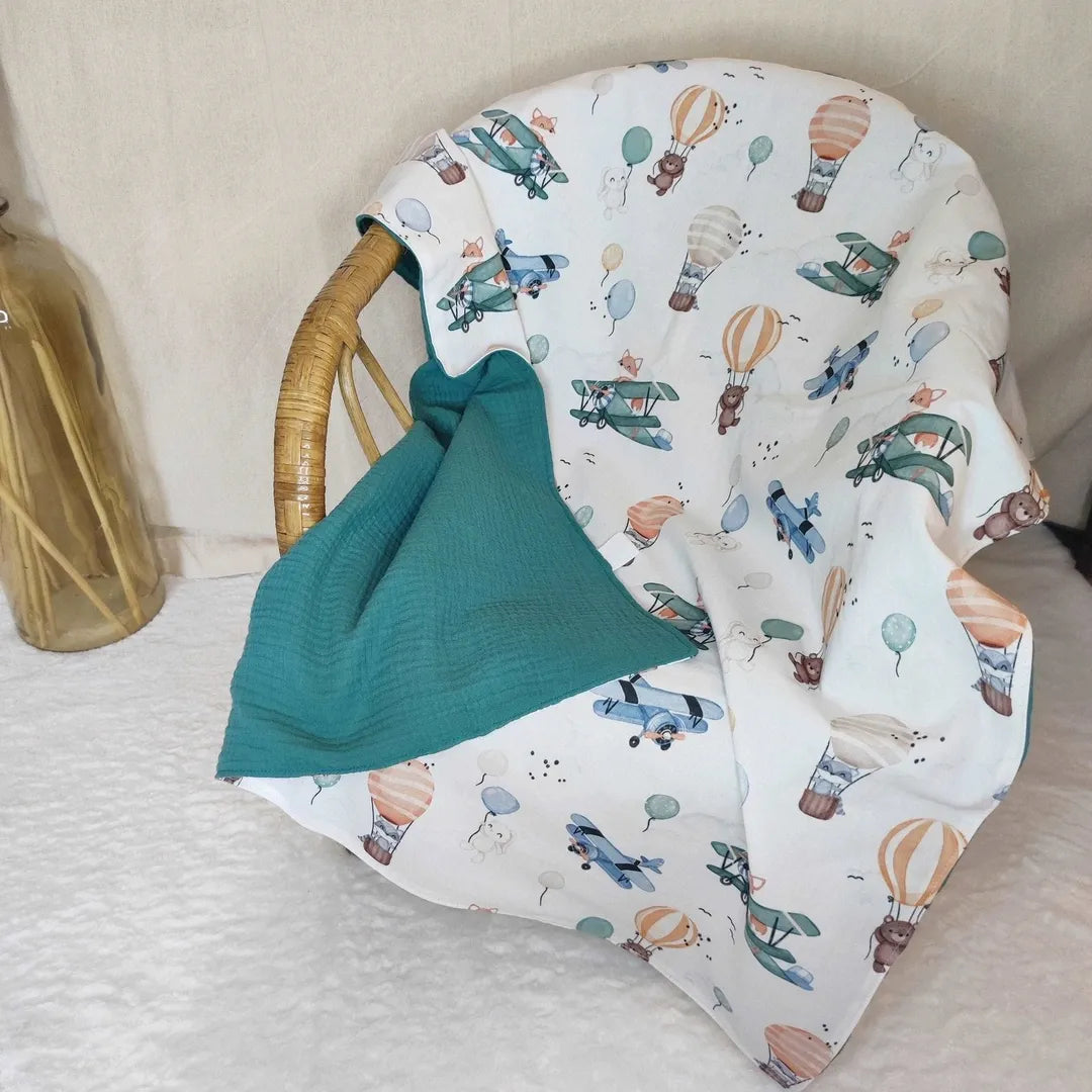 couverture légère pour bébé en double gaze motifs avion et montgolfière