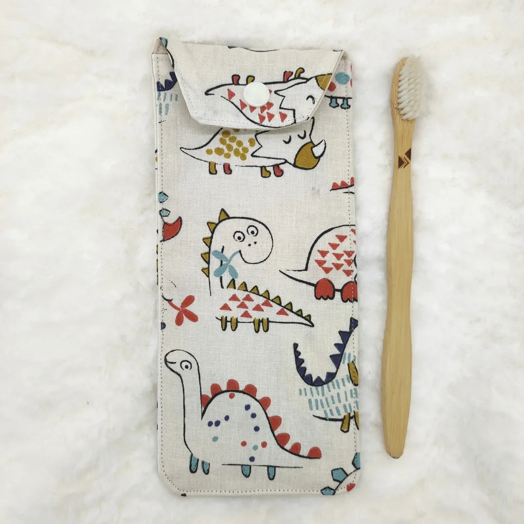 étui personnalisable pour enfant blanc motifs dino avec une brosse à dent