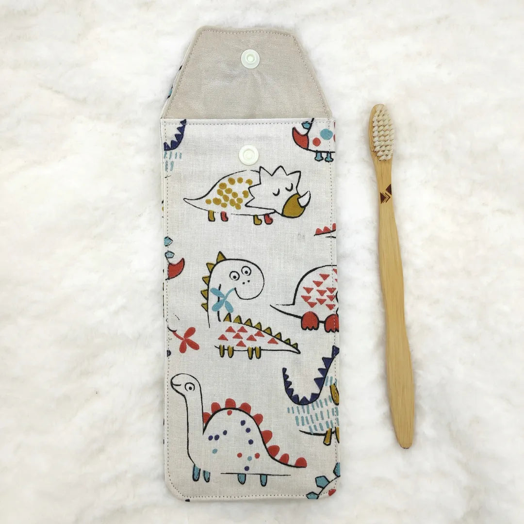 étui personnalisable pour enfant blanc motifs dino avec une brosse à dent