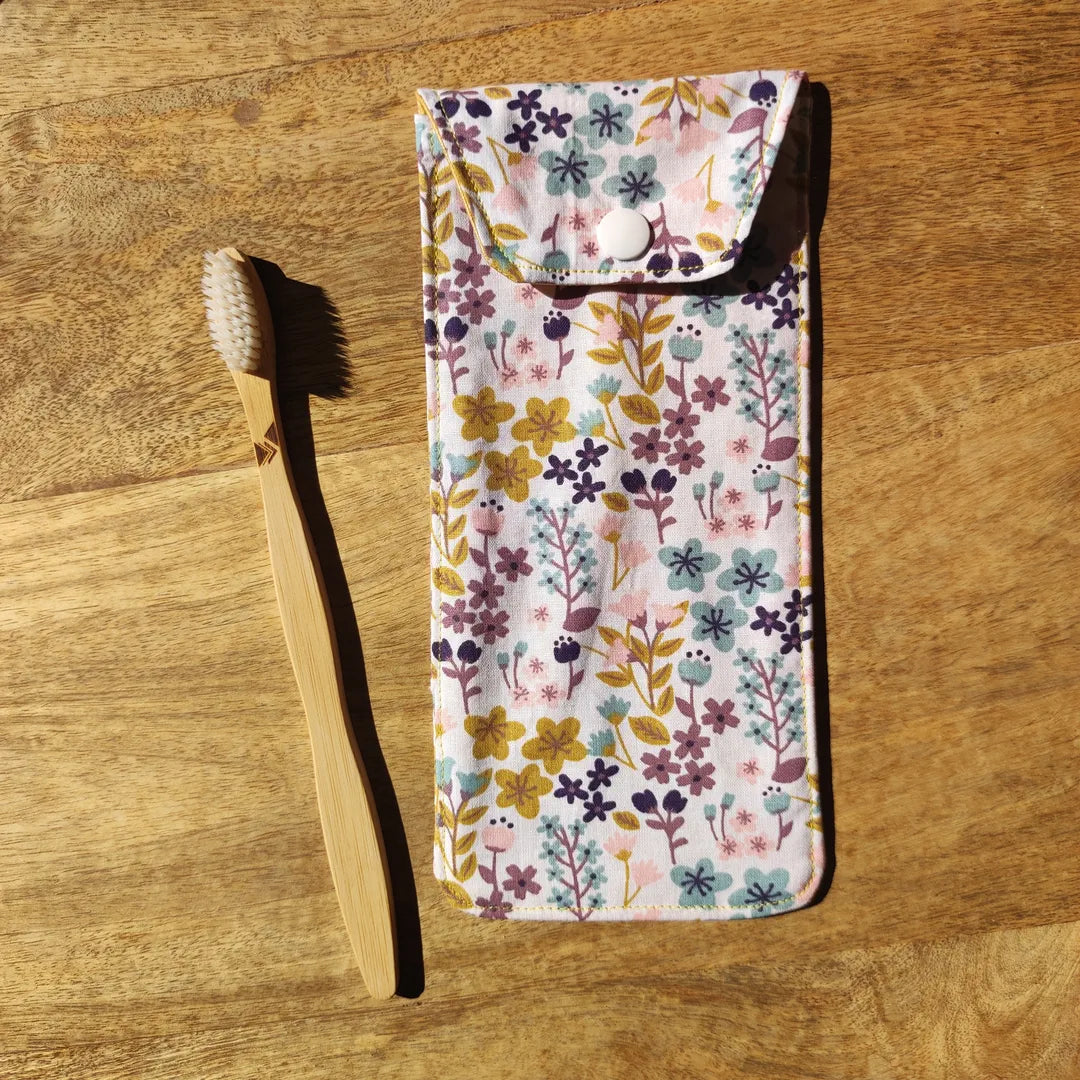 étui personnalisable motifs fleurs avec une brosse à dent