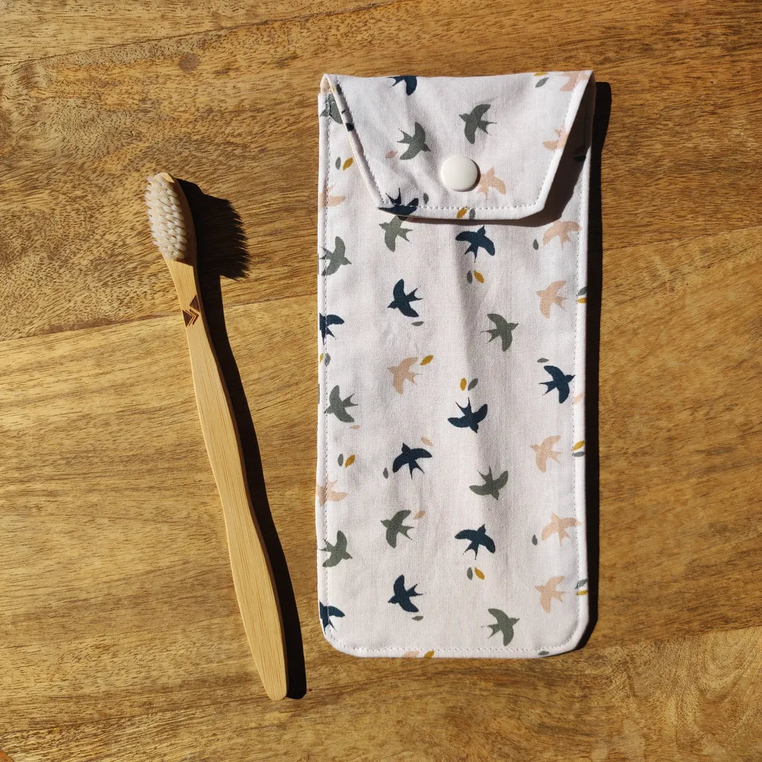 étui personnalisable motifs oiseaux avec une brosse à dent
