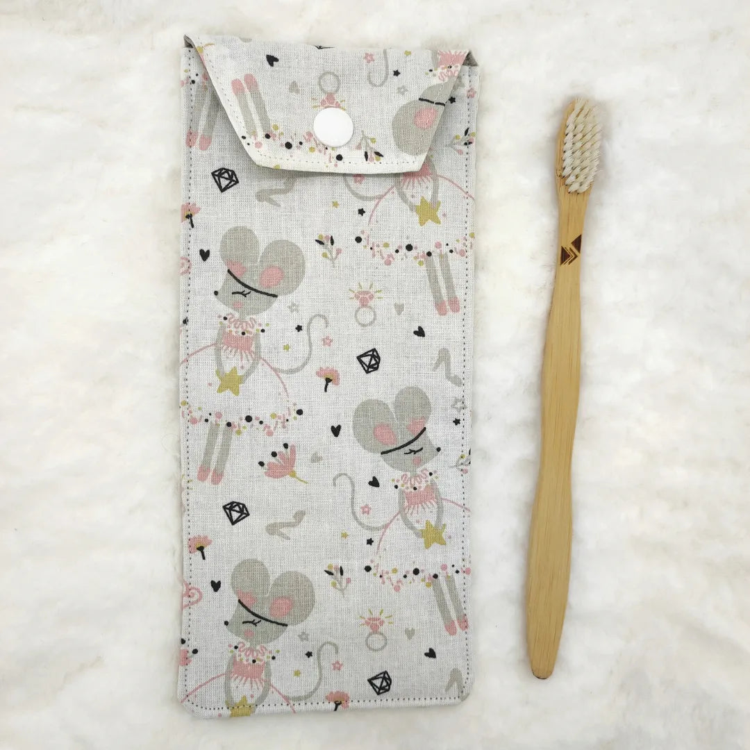étui personnalisable pour enfant motifs souris avec une brosse à dent