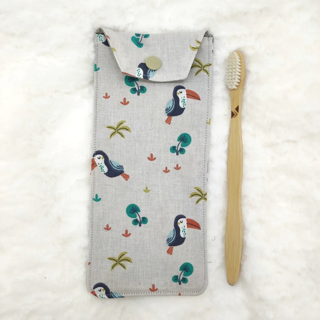 étui personnalisable pour enfant motifs toucan avec une brosse à dent