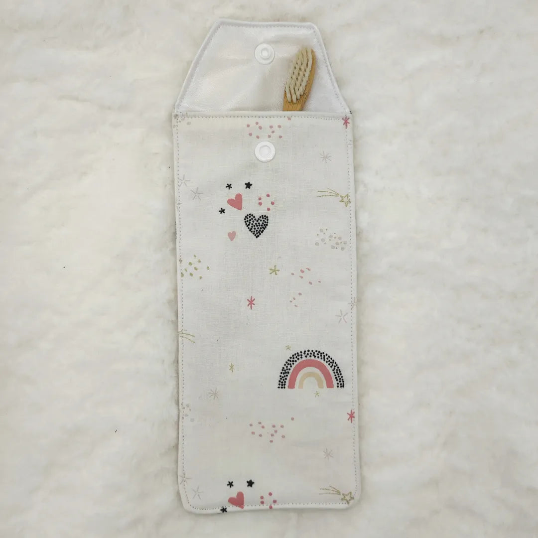 étui personnalisable pour enfant motifs arc-en-ciel avec une brosse à dent
