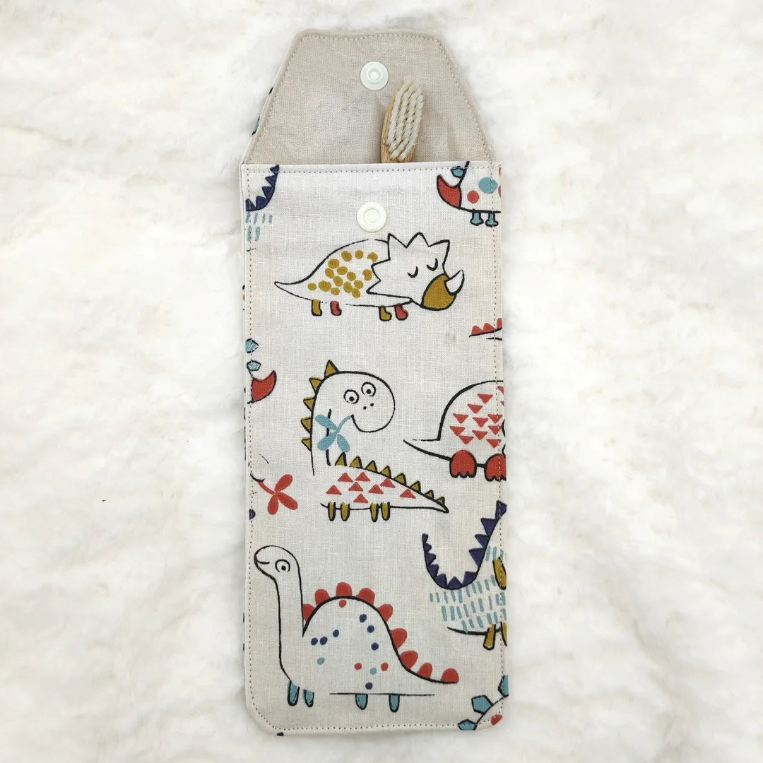 étui personnalisable pour enfant blanc motifs dino avec une brosse à dent