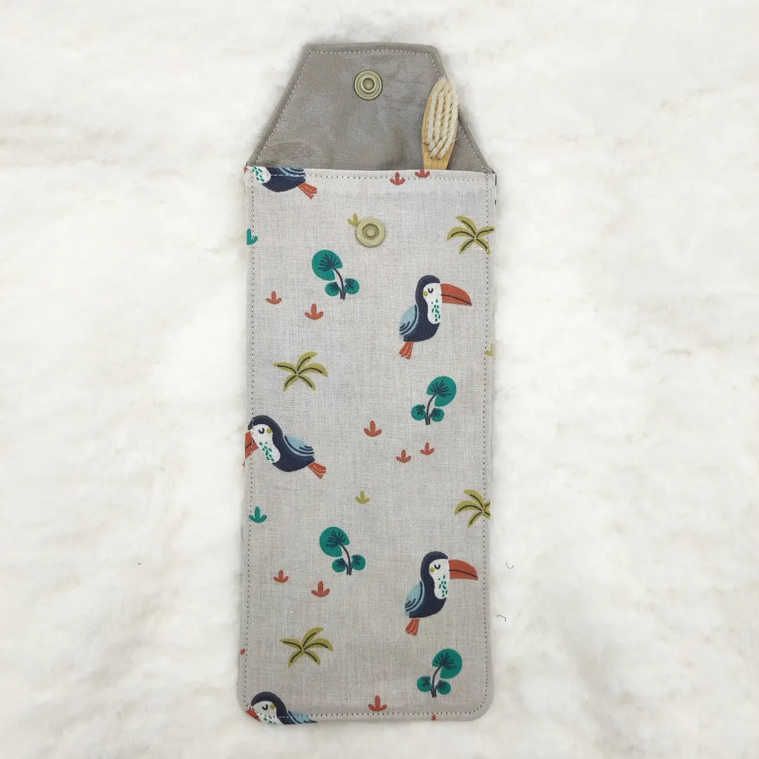 étui personnalisable pour enfant motifs toucan avec une brosse à dent