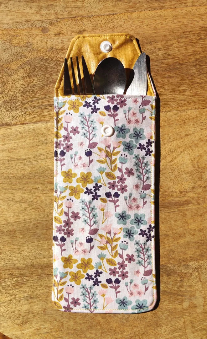 étui personnalisable motifs fleurs avec des couverts