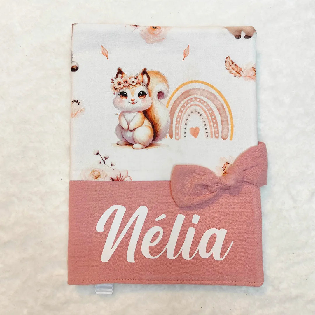 Protège carnet de santé avec un écureuil et des plumes, rose, personnalisé avec le prénom Nélia