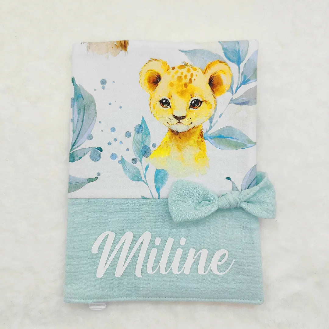 Protège carnet de santé avec un motif jungle et un lionceau, personnalisé avec le prénom Miline