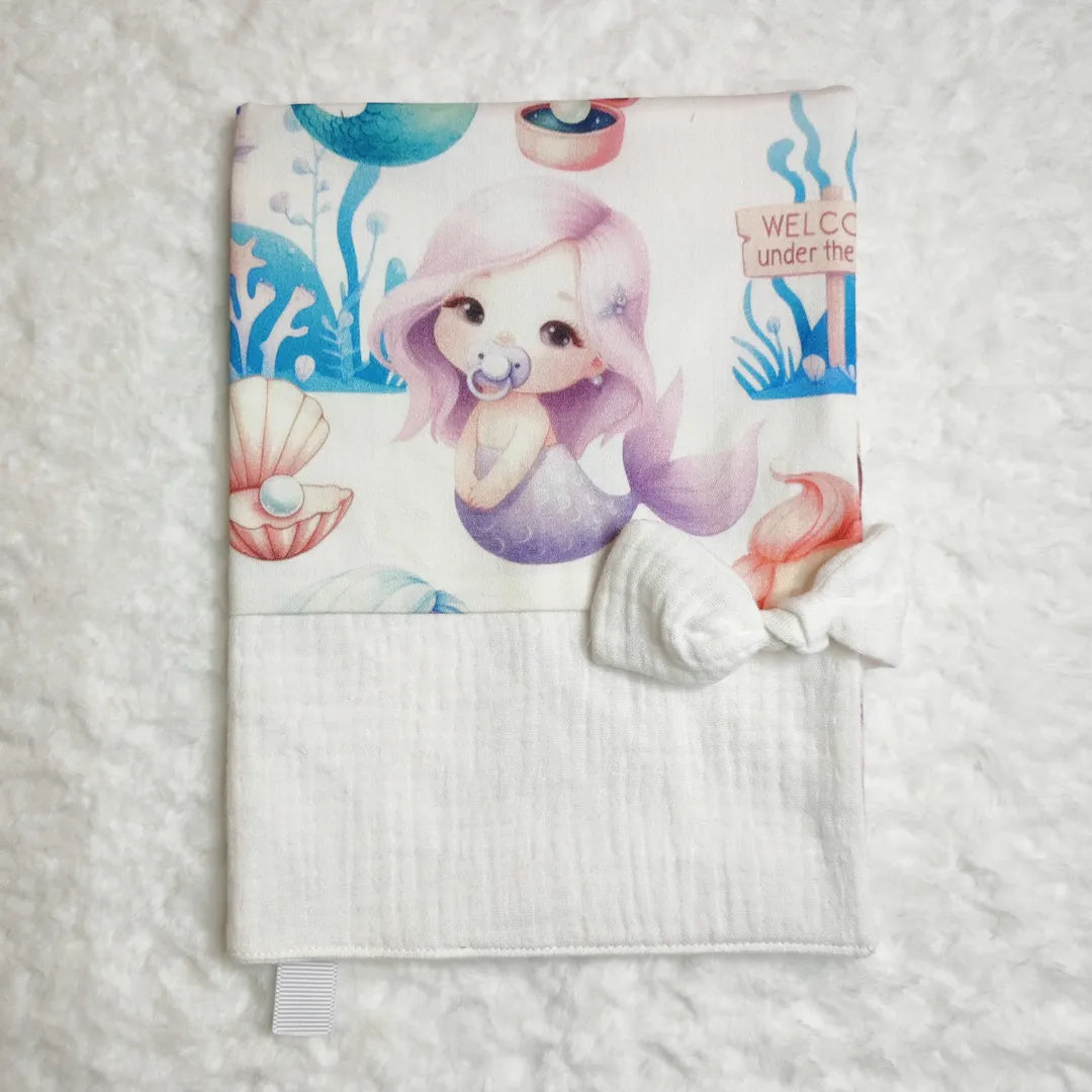 Protège carnet de santé personnalisable avec prénom modèle fée papillons molletoné | Arielle Créa Loisirs Protège carnet de santé personnalisable avec prénom modèle fée papillons molletoné | Arielle Créa Loisirs