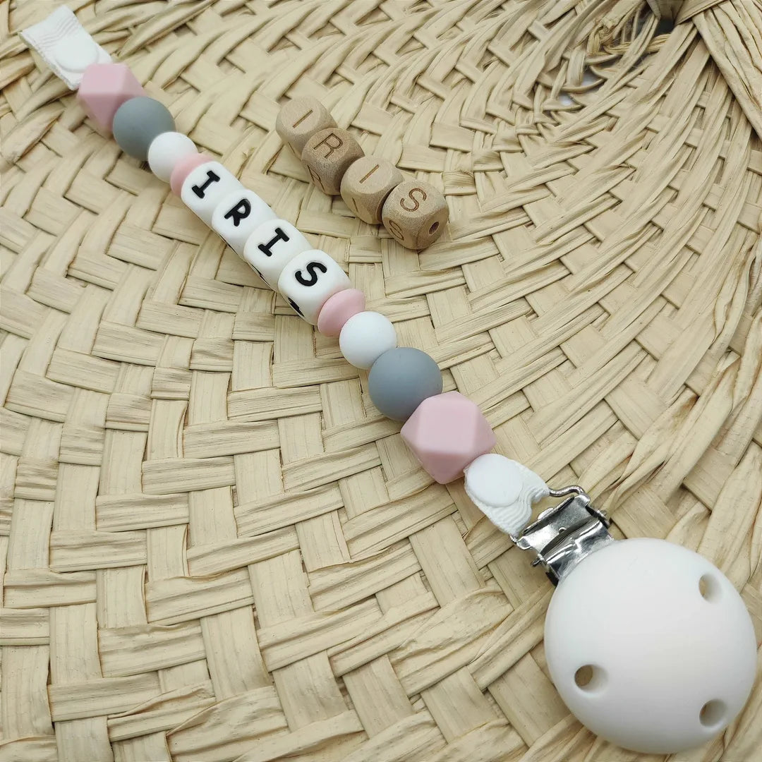 attache tétine prénom personnalisable rose et gris