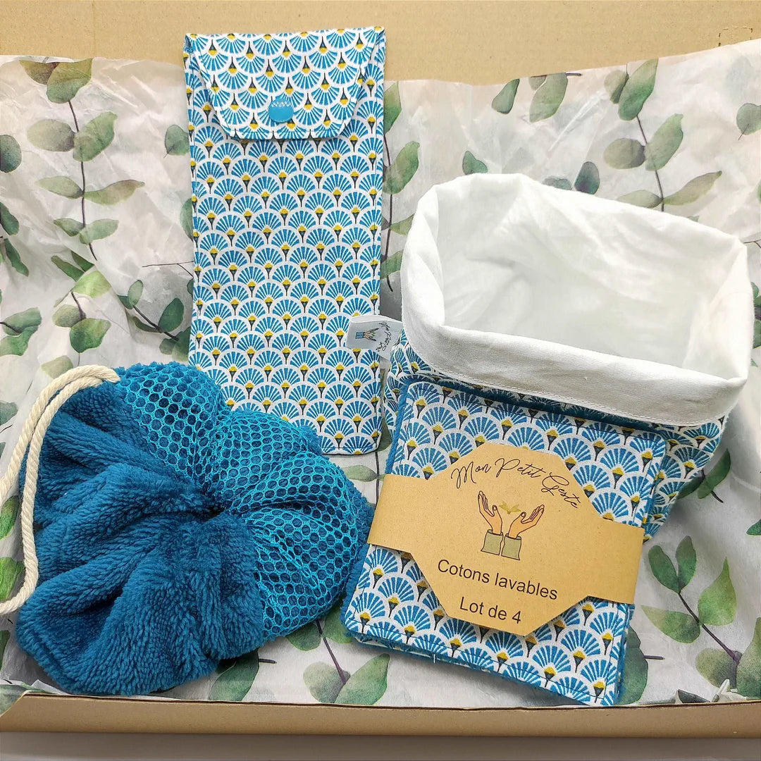 coffret salle de bain zéro déchet bleu avec une fleur de douche lavable, un étui à brosse à dents, un petit panier en tissus des cotons démaquillants lavables