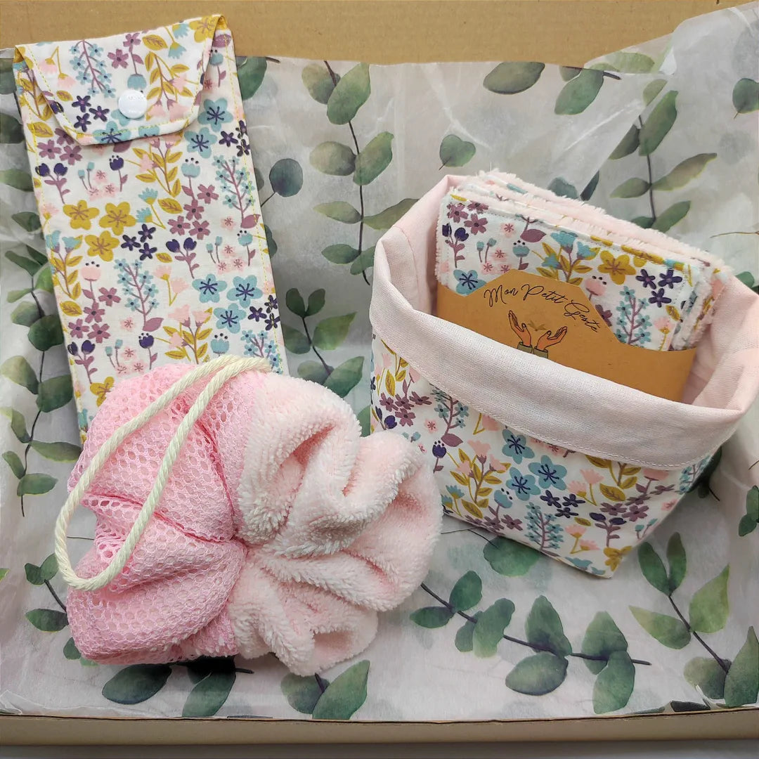 coffret salle de bain zéro déchet rose motifs fleurs avec une fleur de douche lavable, un étui à brosse à dents, un petit panier en tissus des cotons démaquillants lavables