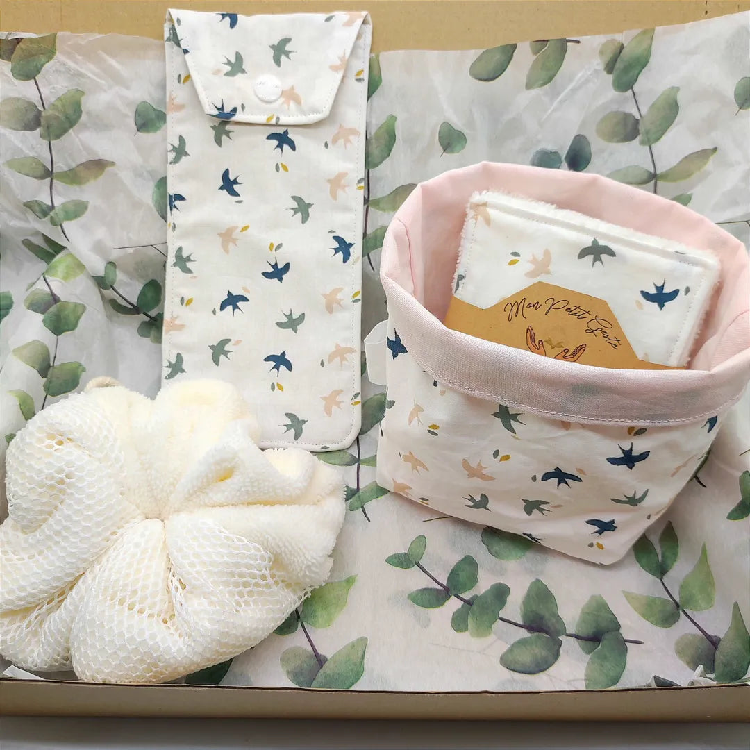 coffret salle de bain zéro déchet motifs oiseaux avec une fleur de douche lavable, un étui à brosse à dents, un petit panier en tissus des cotons démaquillants lavables