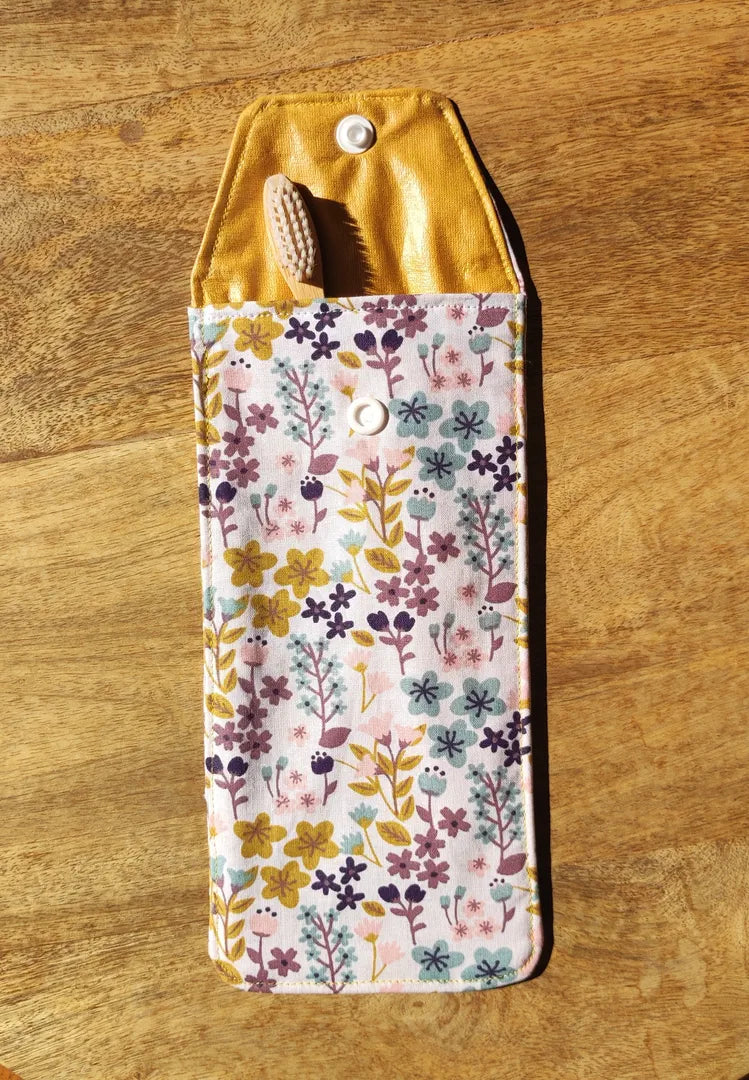 étui personnalisable motifs fleurs avec une brosse à dent
