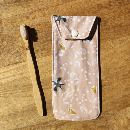étui personnalisable rose motifs oiseaux avec une brosse à dent