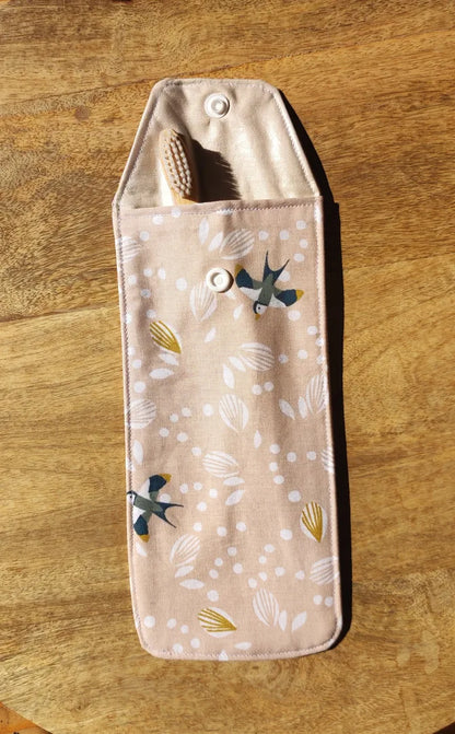étui personnalisable rose motifs oiseaux avec une brosse à dent