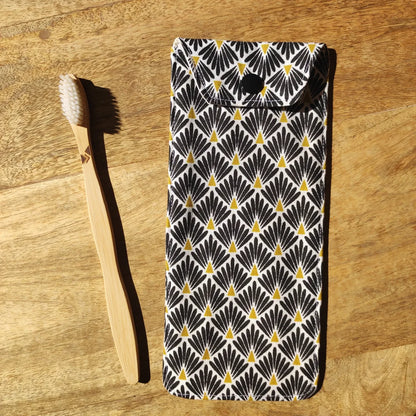 étui personnalisable noir avec une brosse à dent