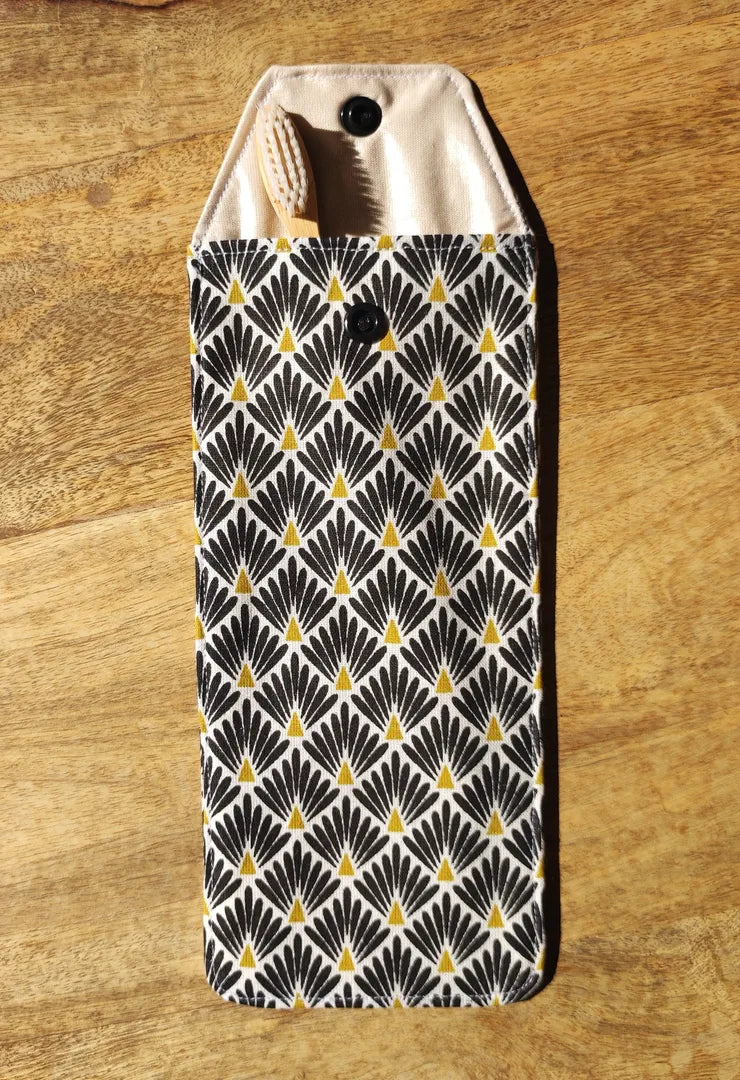 étui personnalisable noir avec une brosse à dent
