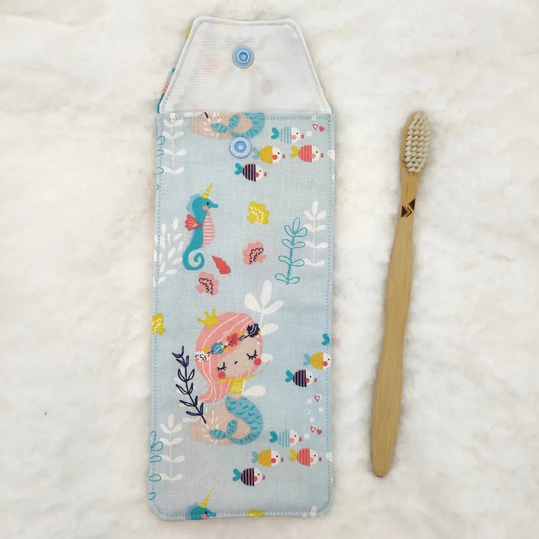 étui personnalisable pour enfant motifs sirène avec une brosse à dent