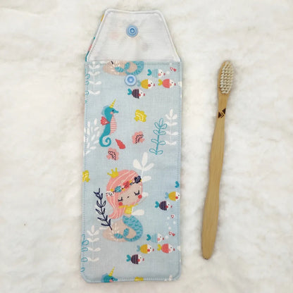 étui personnalisable pour enfant motifs sirène avec une brosse à dent