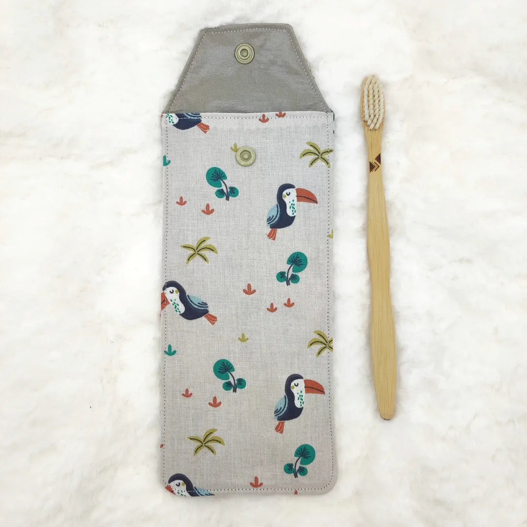 étui personnalisable pour enfant motifs toucan avec une brosse à dent