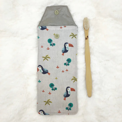 étui personnalisable pour enfant motifs toucan avec une brosse à dent