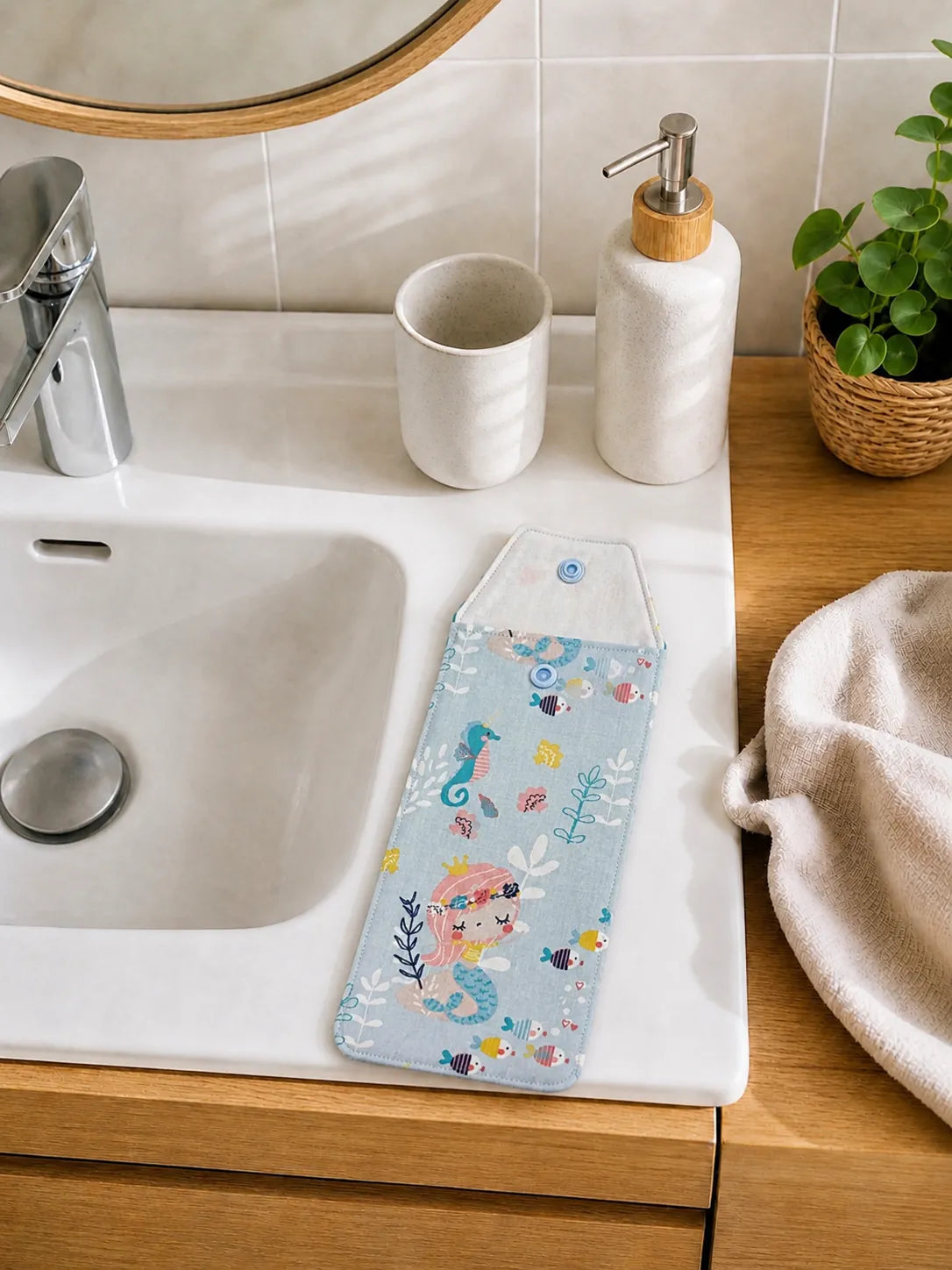 Étui imperméable pour brosse à dents ou couverts