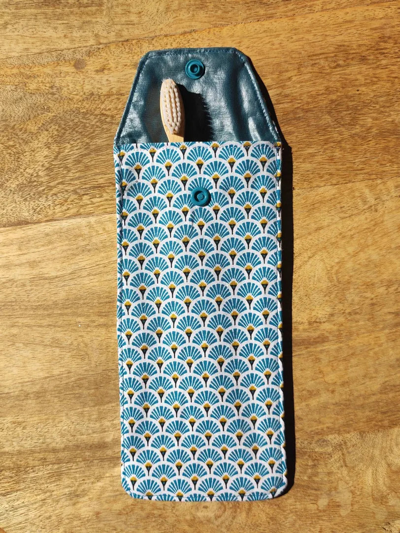 étui personnalisable bleu avec une brosse à dent
