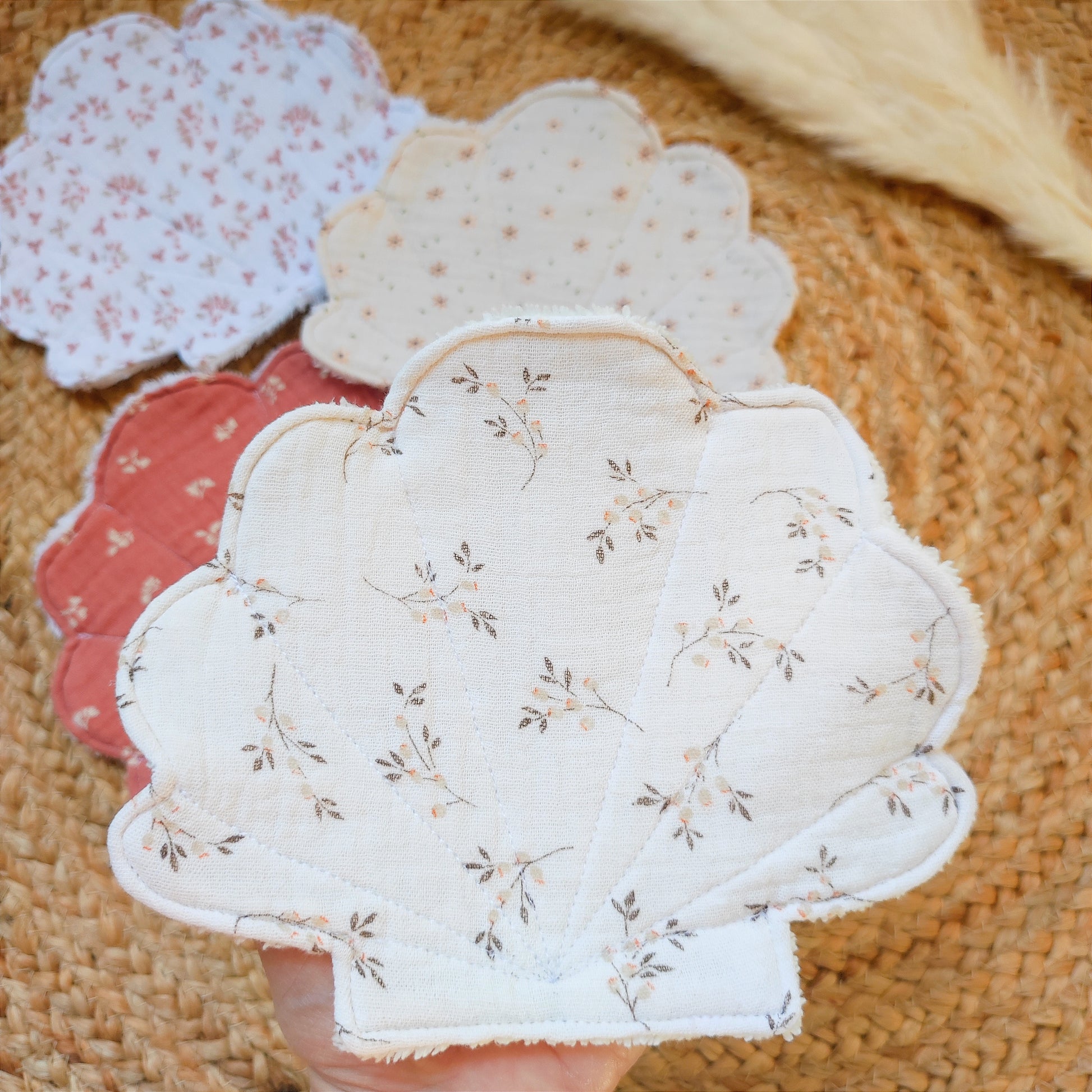 Linettes lavables en forme de coquillage avec des motifs fleuri