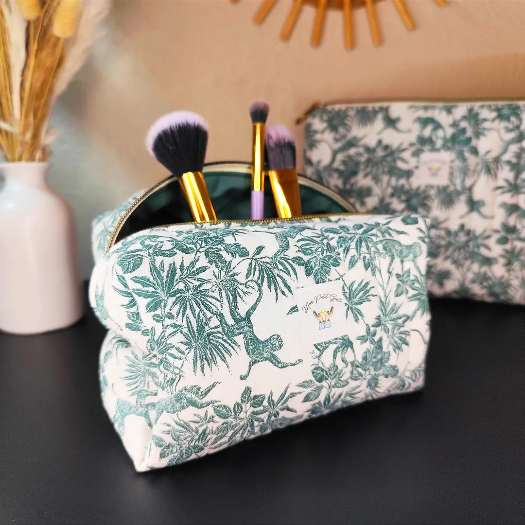 trousse de toilette monpetitgeste avec des pinceaux de maquillage
