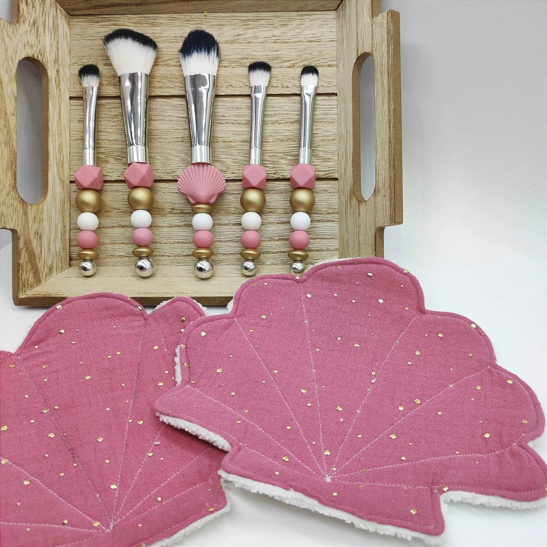 coffret maquillage zéro déchet rose avec pinceaux et lingettes démaquillantes lavables